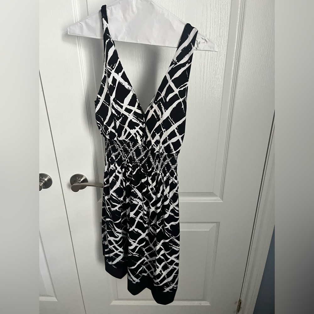 Women’s Dress
Size Medium
Black and White